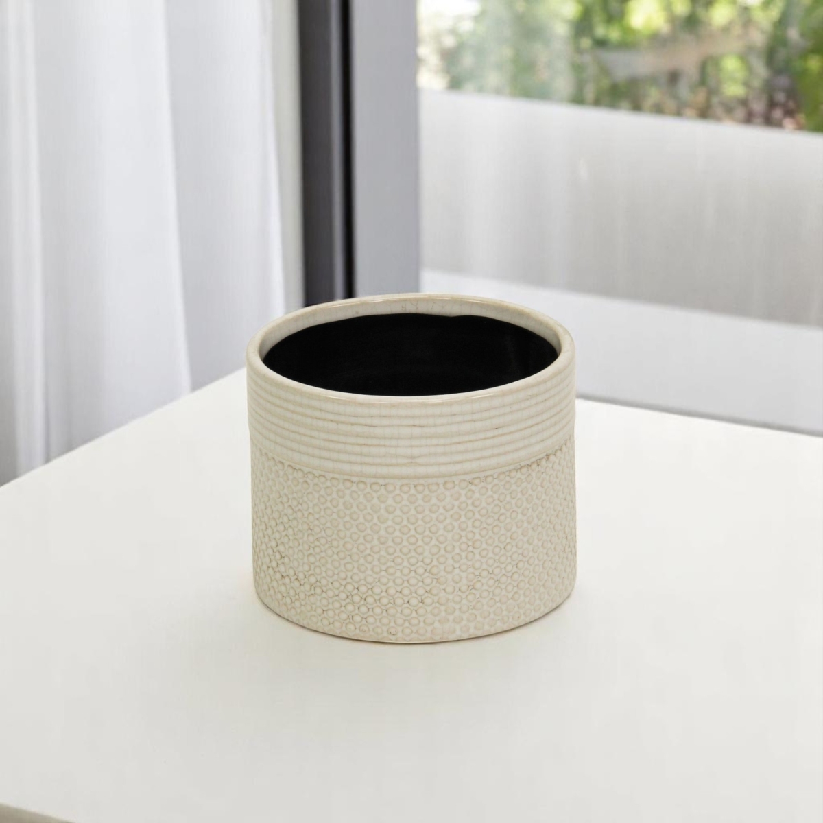 487450 42 oz Off White Ceramic Dotted Round Distressed Pot Planter