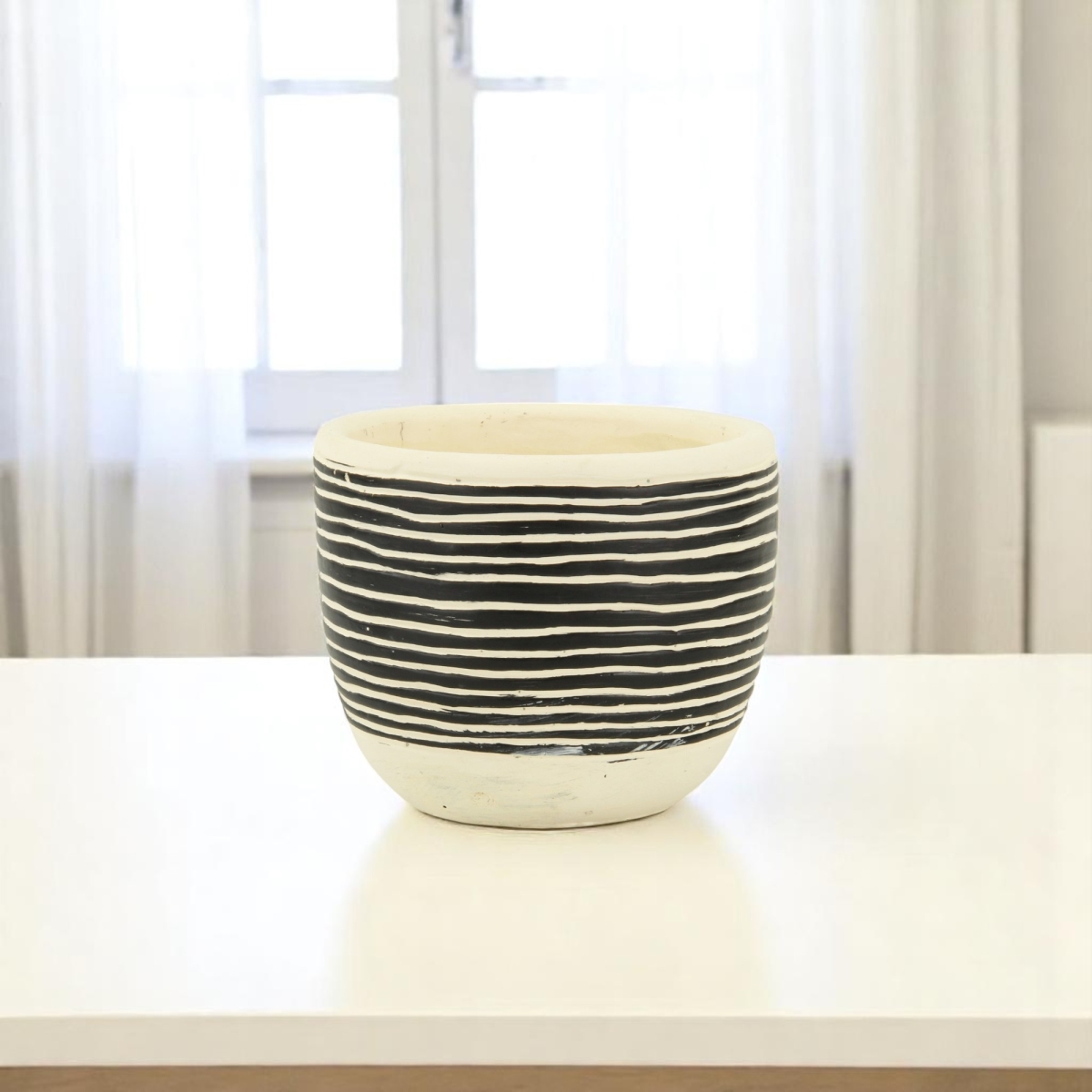 487440 39 oz Black & White Ceramic Striped Round Distressed Pot Planter