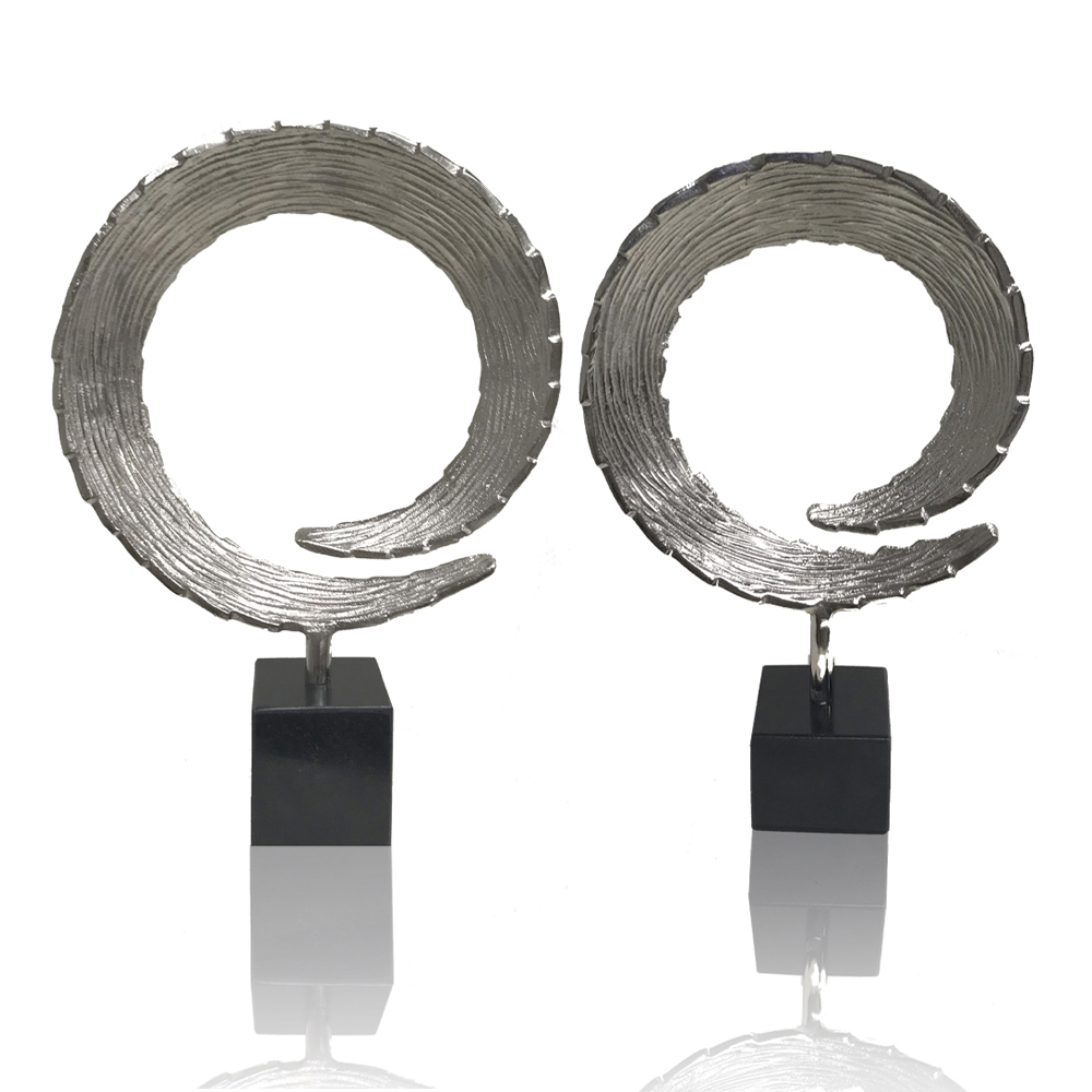 3.25 x 10 x 15.5 in. Silver & Black Cola SM Tail Sculpture on Marble