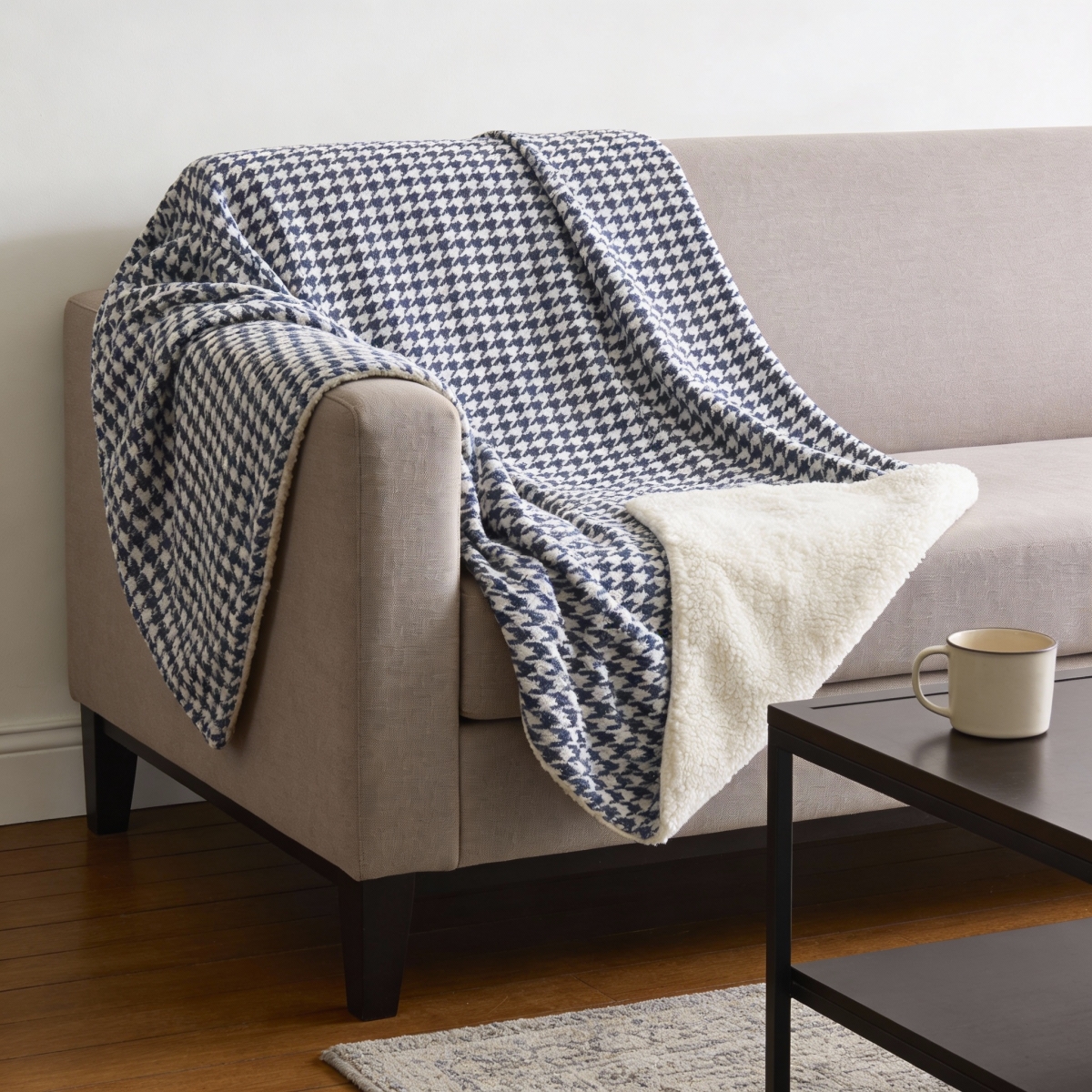 712495 50 x 70 in. Navy Blue & White Houndstooth Microfiber Plush Throw Blanket