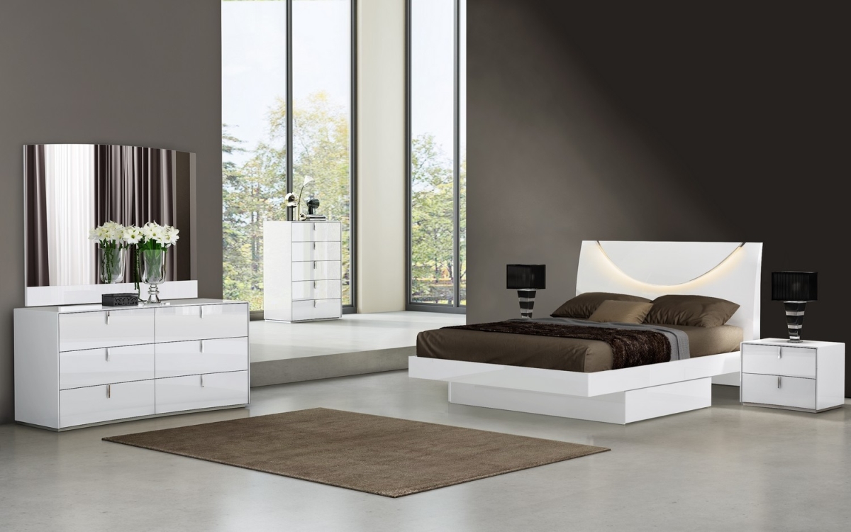 White Eastern King Size Bedroom Set, 4 Piece - 481 x 195.3 x 74.1 in.