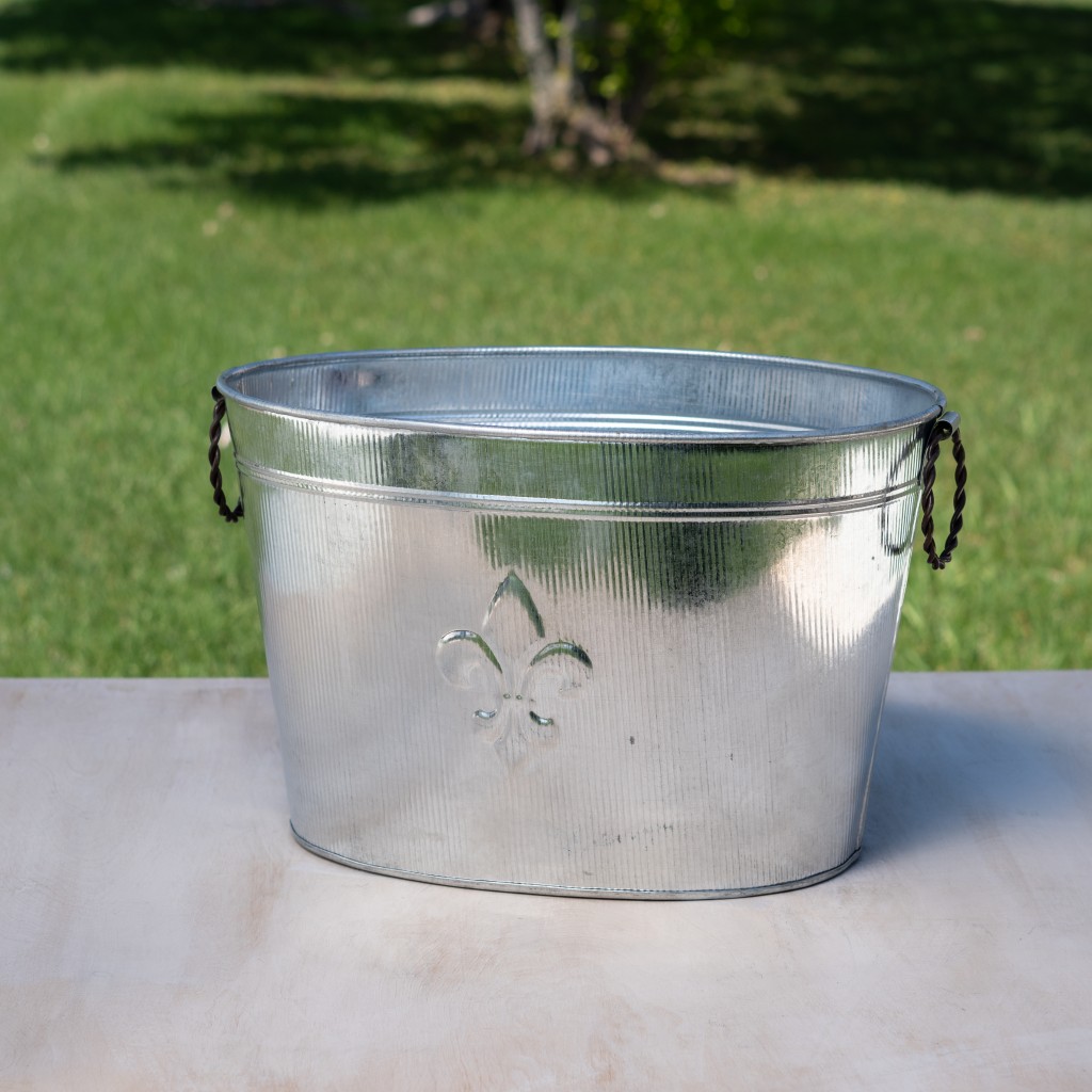 HomeRoots 384108 Oval Silver Ribbed Fleur De Lis Beverage Tub