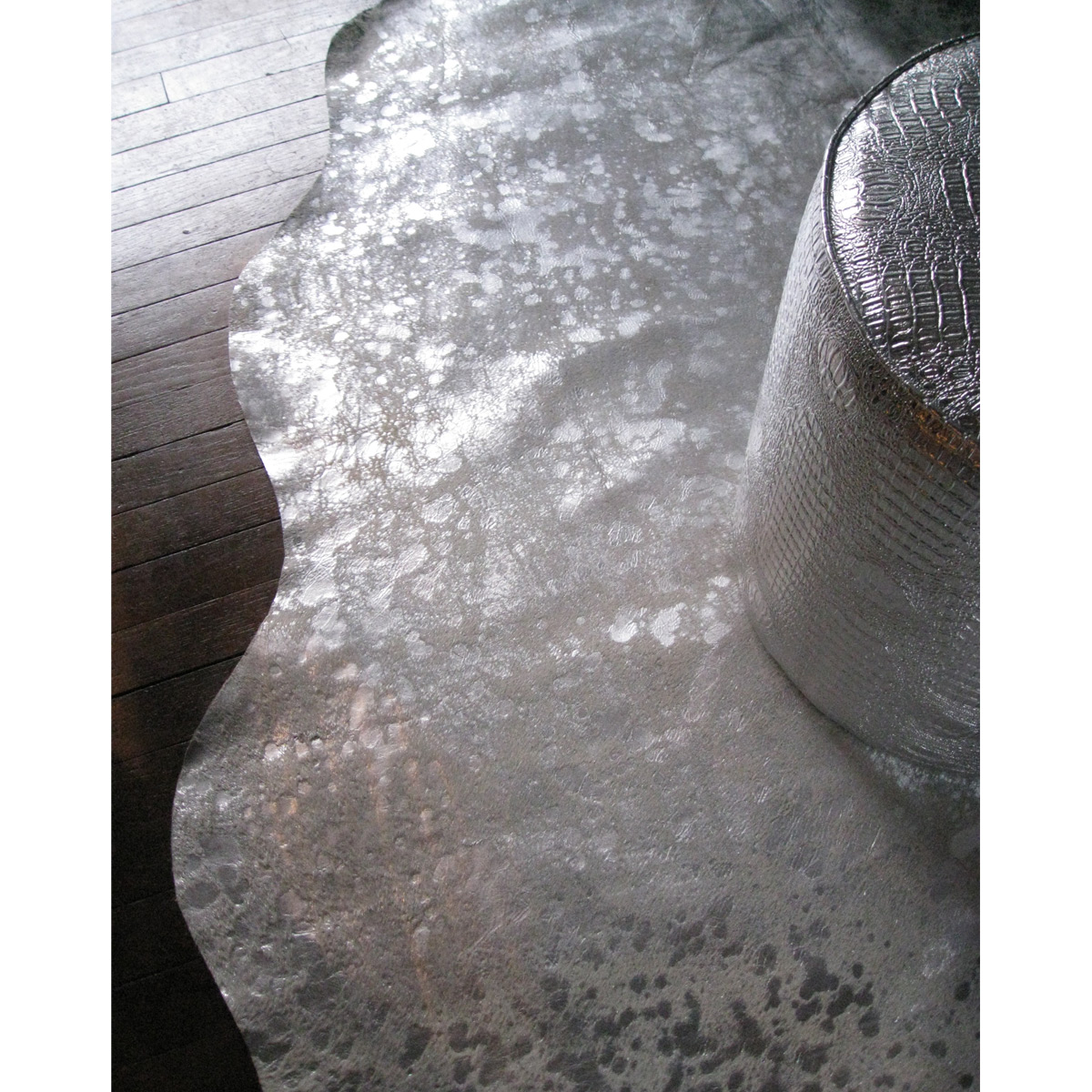 294256 0.25 x 6 x 7 in. Scotland Cowhide Rug  Grey & Silver