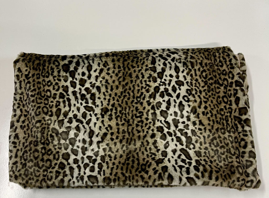 Picture of HomeRoots 474020 Ultra Soft Faux Fur Leopard Throw