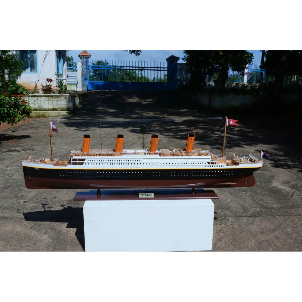 C126 Titanic Painted Exclusive Edition Cruise Ship Model - 2XL