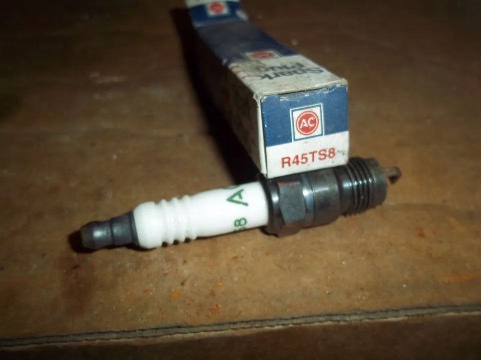 R45TS8 Heavy Duty Spark Plug