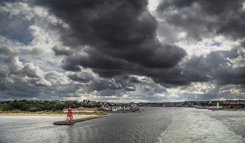 Red Herd Groyne Lighthouse At The End of A Pier Under Storm Clouds - South Shields Tyne & Wear England Poster Print by John Short, 20 x 11 -  Posterazzi, DPI12290088