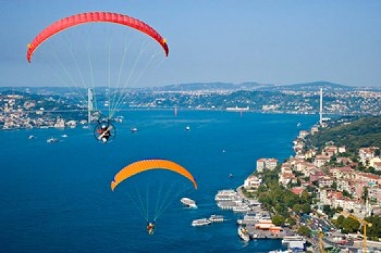 PDDAS37AKA1100 Paragliding Extreme Sport Bosphorus Istanbul Turkey Poster Print by Ali Kabas - 26 x 18 in -  Posterazzi