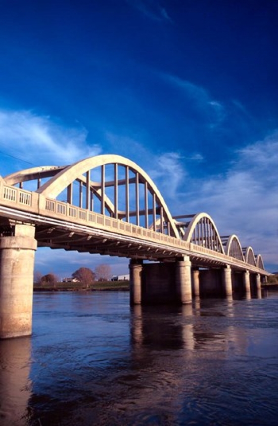 Balclutha Bridge & Clutha River New Zealand Poster Print by David Wall - 18 x 28 in.
