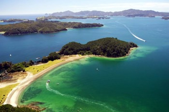 PDDAU02DWA0043 Motuarohia Island Bay of Islands Northland New Zealand Poster Print by David Wall - 26 x 17 in.