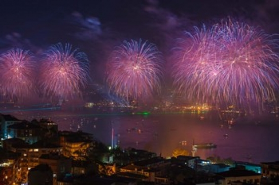 PDDAS37AKA2025 Fireworks Display Over the Bosphorus Istanbul Turkey Poster Print by Ali Kabas - 25 x 17 in.