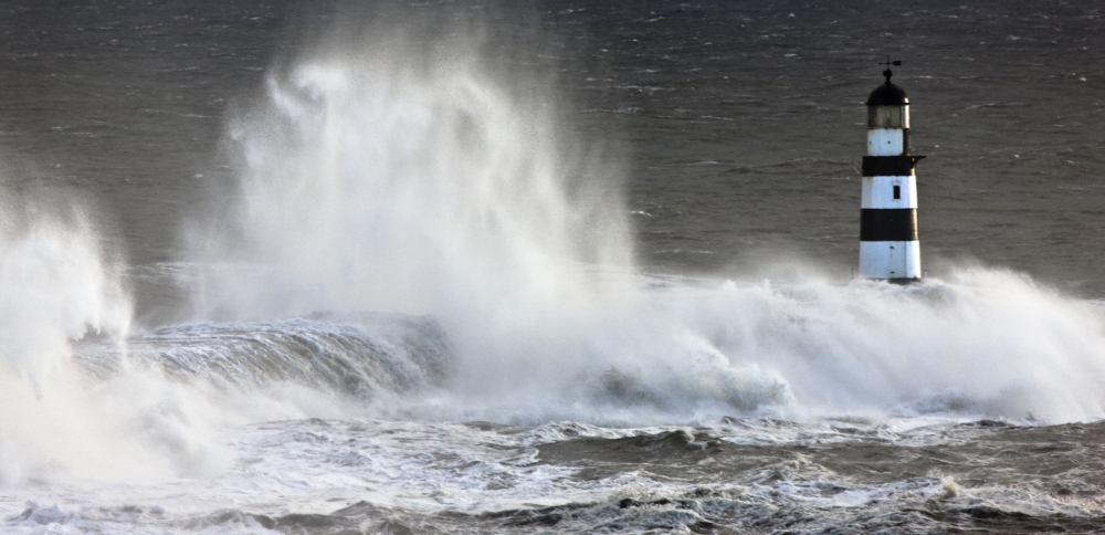 DPI1852455LARGE Waves Crashing On A Lighthouse Seaham Teesside England Poster Print, Large - 44 x 21
