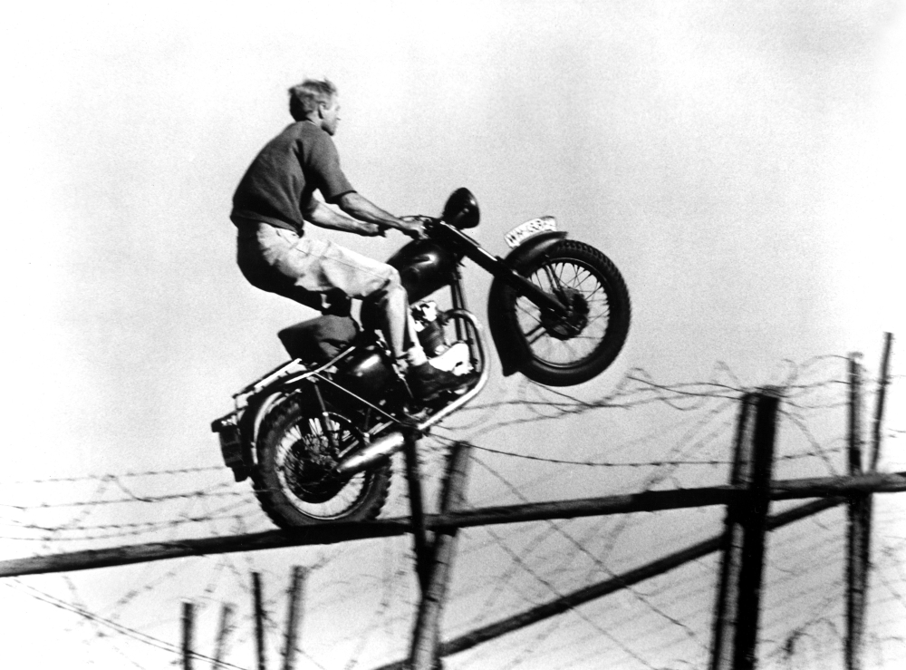 Everett Collection EVCMBDGRESEC022HLARGE The Great Escape Steve Mcqueen 1963 Photo Print, 28 x 22 - Large -  Posterazzi