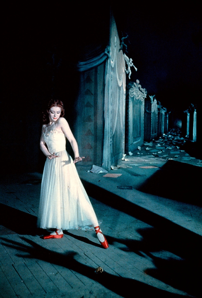 Everett Collection EVCMCDRESHEC008HLARGE The Red Shoes Moira Shearer 1948 Photo Print, 16 x 20 - Large -  Posterazzi