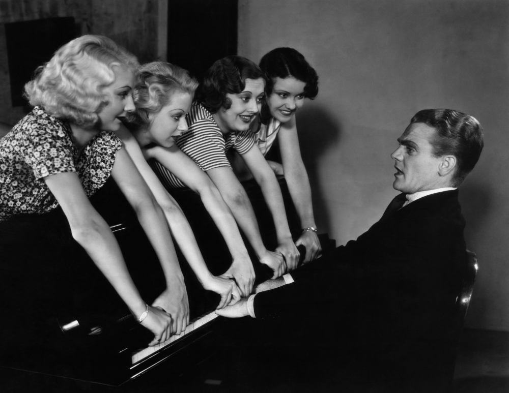 Everett Collection EVCMBDFOPAEC026HLARGE Footlight Parade James Cagney Getting His Fingers Slammed by Chorus Girls 1933 Photo Print, 28 x 22 - Large