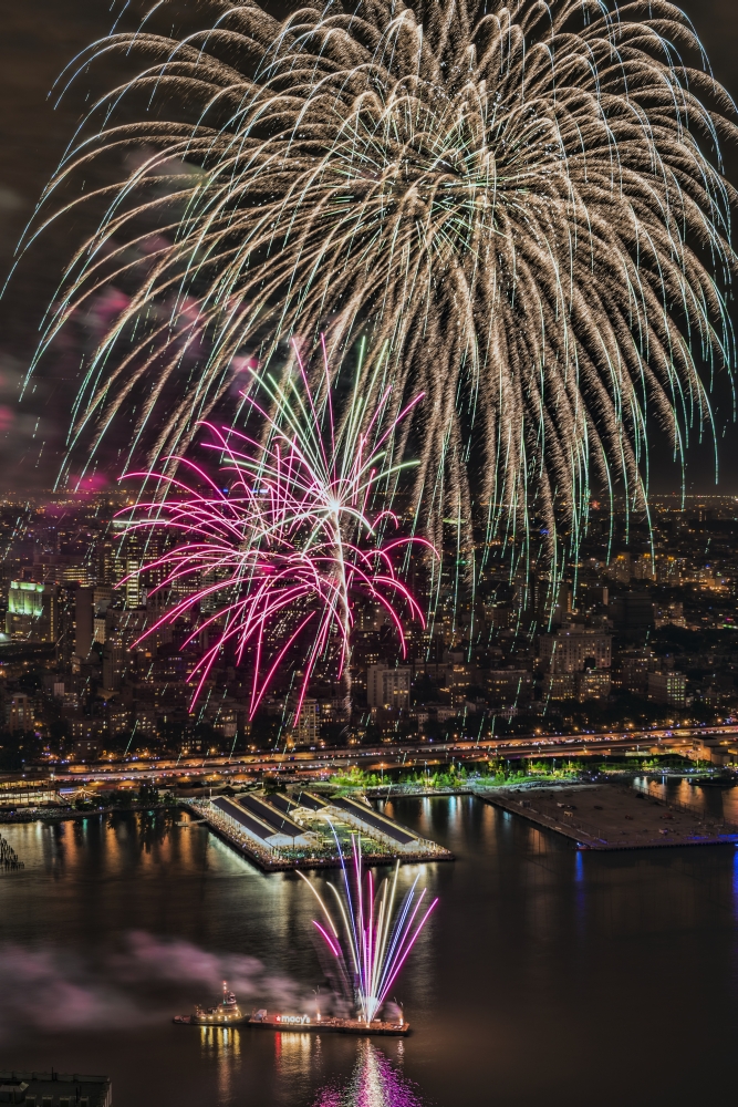 DPI12284560 Fourth of July Macys Fireworks Over The East River - New York City United States of America Print - 12 x 19 in.