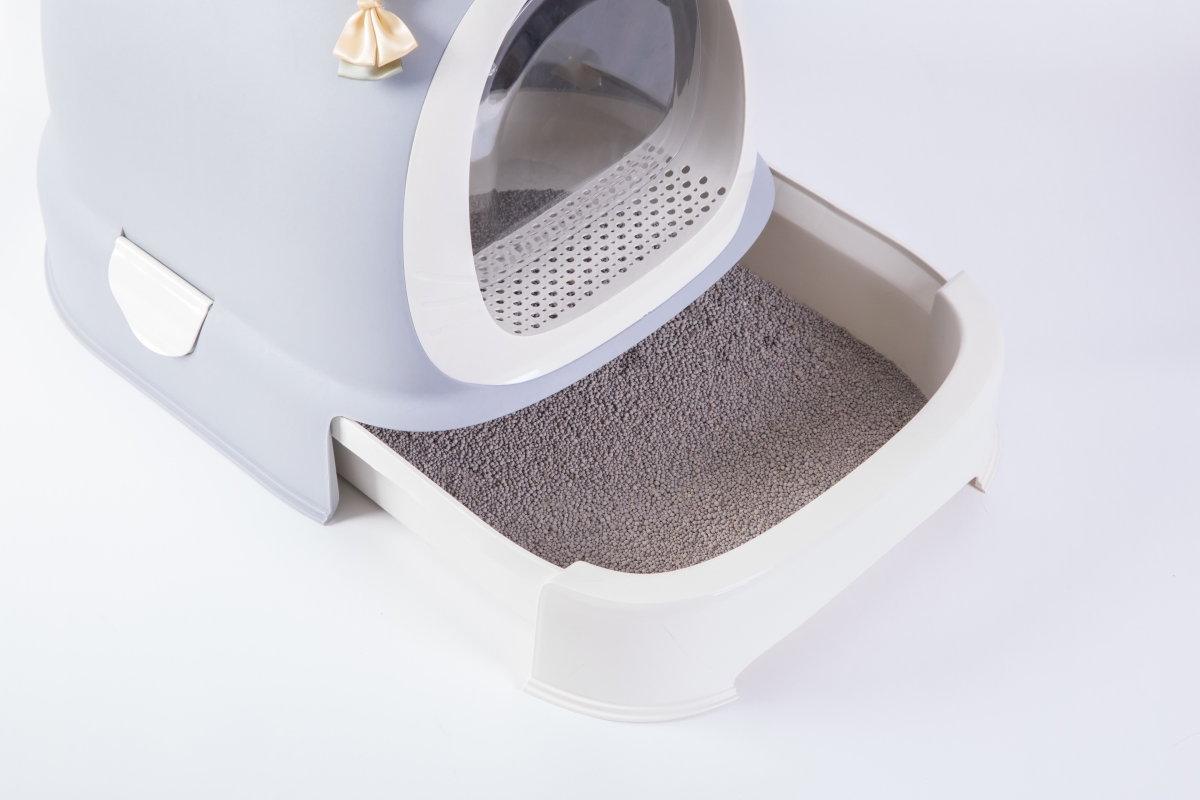 Picture of PawsMark QI003672 15.75 x 17 x 20.5 in. Fully Enclosed Hooded Litter Pan with Front Entry Odor Close Door with Cat Litter Scoop