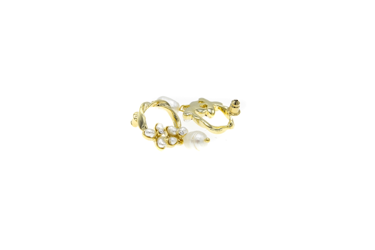 Picture of Y2 YZJ27 4 x 3.15 in. 0.65 oz Wreath & Pearls Earrings in Gold Tone