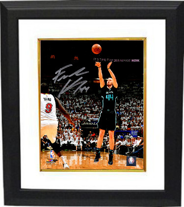 CTBL-BW19629 8 x 10 in. Frank Kaminsky Signed Charlotte Hornets No. 44 Custom Framed Photo