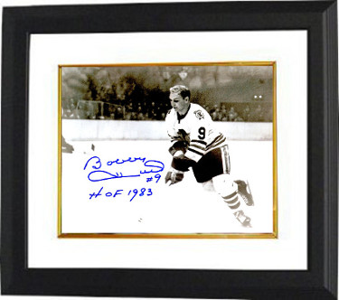 CTBL-BW21287 8 x 10 in. Bobby Hull Signed Chicago Blackhawks B&W Photo Custom Framed No.9 HOF 1983 Skating, Black & White