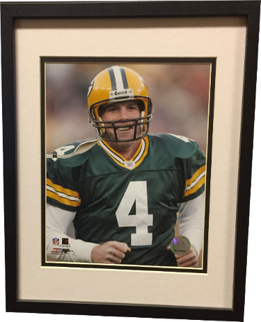 Picture of Athlon Sports CTBL-022248 Brett Favre Unsigned Green Bay Packers 8 x 10 Photo Custom Framed - Close Up