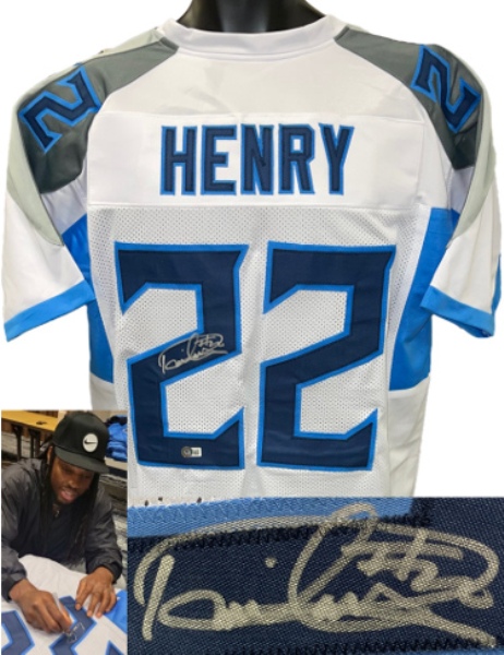 CTBL-035027 Derrick Henry Signed Tennessee White Custom Stitched Pro Style Football Jersey No.22 - Extra Large - Beckett Witnessed