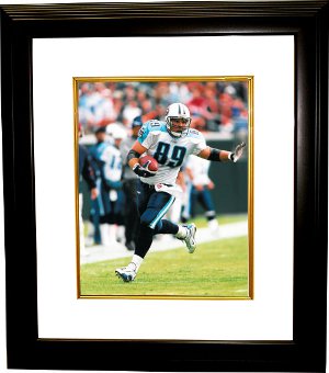 Picture of Athlon CTBL-BW1938r Frank Wycheck Unsigned Tennessee Titans 8 x 10 Photo Custom Framed