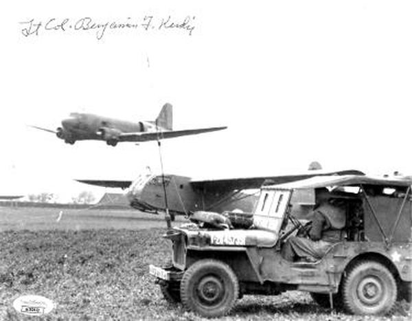 CTBL-034184 8 x 10 in. Benjamin Ben Kendig Signed WWII Vintage B&W Photo - JSA No.AC92822 - C-47 D-Day Pilot