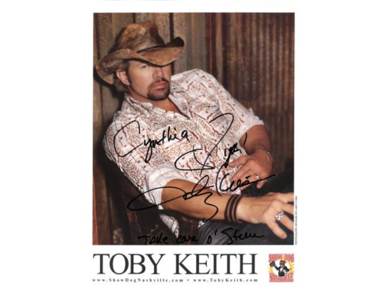 CTBL-038849 8.5 x 11 Toby Keith Signed 2006 Show Dog Photo to Cynthia Imperfect-COA -  RDB Holdings & Consulting, CTBL_038849