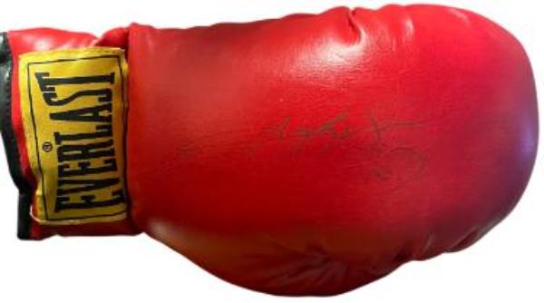 CTBL-042670 Sugar Ray Leonard Signed Everlast Left Red 14 oz Beckett Review Boxing Glove - Yellow Label