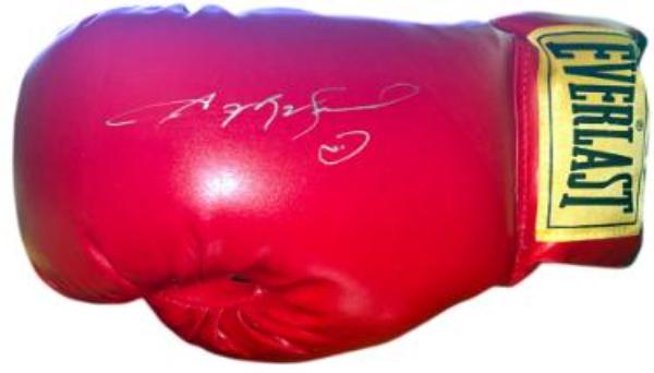 CTBL-042667 Sugar Ray Leonard Signed Everlast Right Red 14 oz Boxing Beckett Review with Prince of Cards & Darren Prince Gloves - Yellow Label