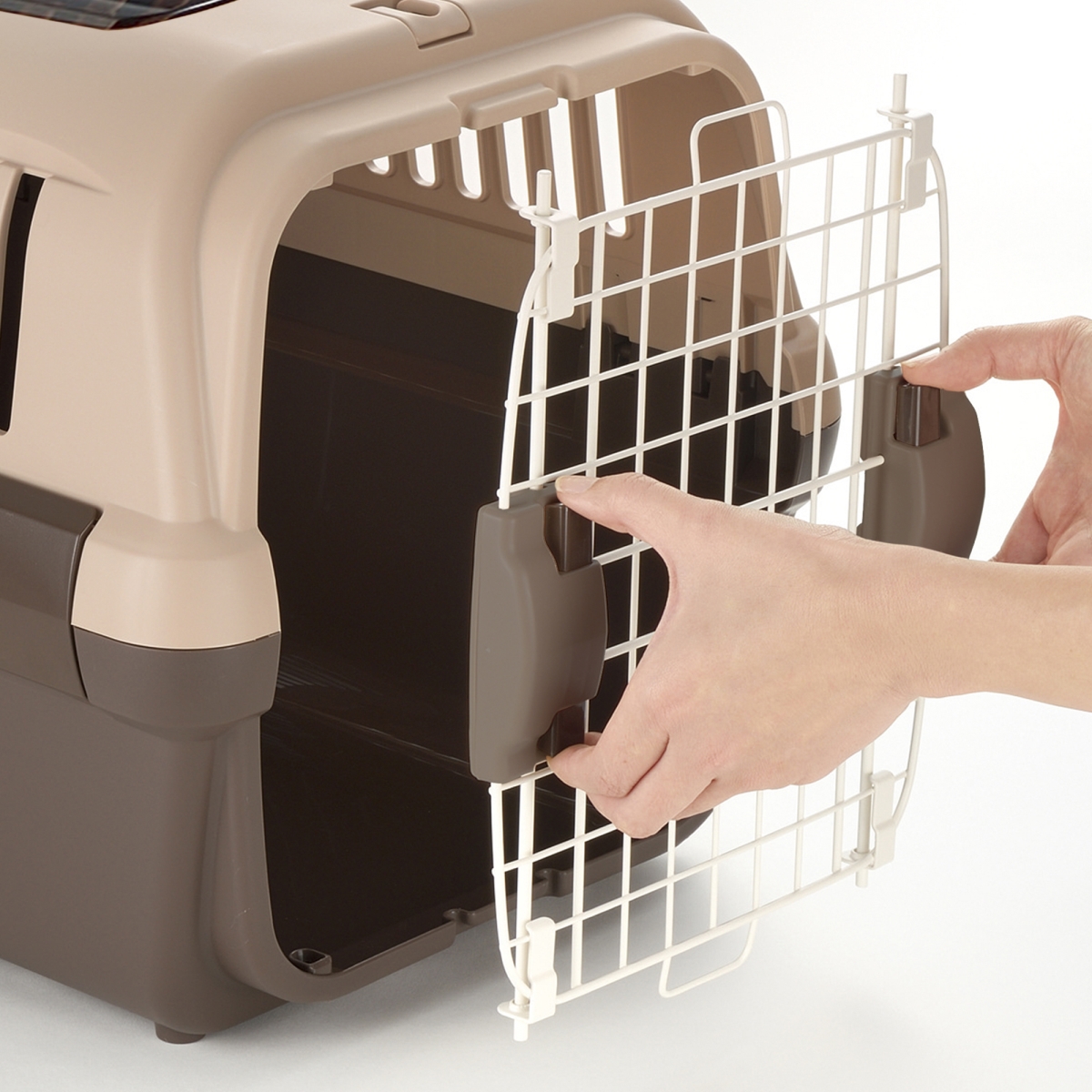 Picture of Richell 80022 Double Door Carrier Medium in Soft Tan and Brown