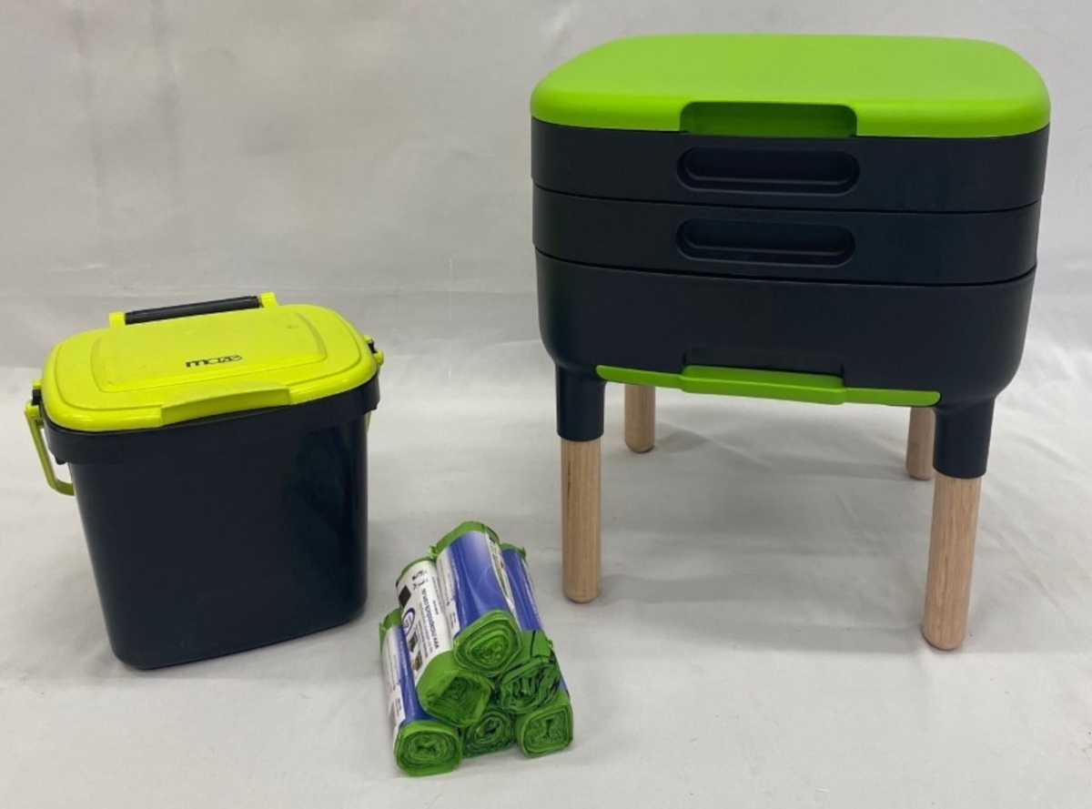 RSI  Worm Farm with Wood Legs, Caddie (6 bag rolls)