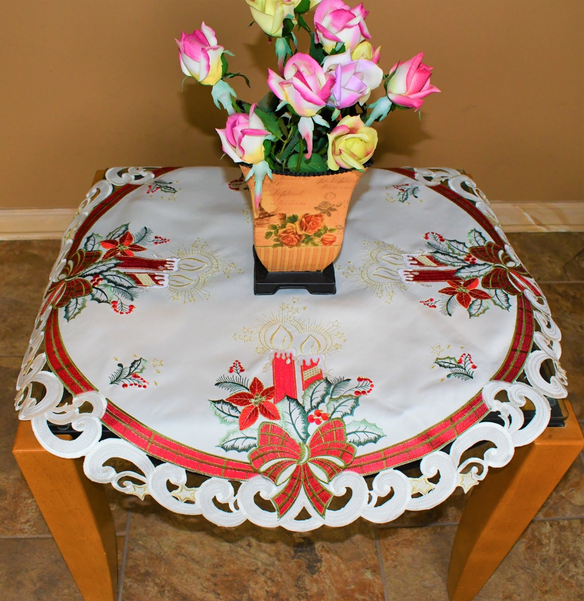 Picture of Sinobrite H0013-34x34RD 34 x 34 in. Plaid Bows with Candles Round Table Topper