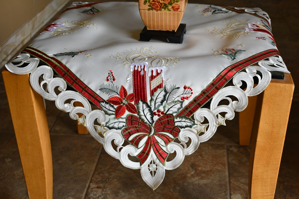 H0013-34x34SQ 34 x 34 in. Plaid Bows with Candles Square Table Topper