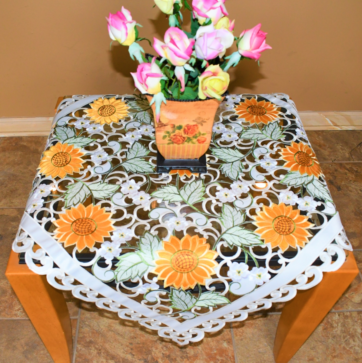 Picture of Sinobrite H8710-34x34SQ 34 x 34 in. Sunflower on Cream Fabric Square Table Topper