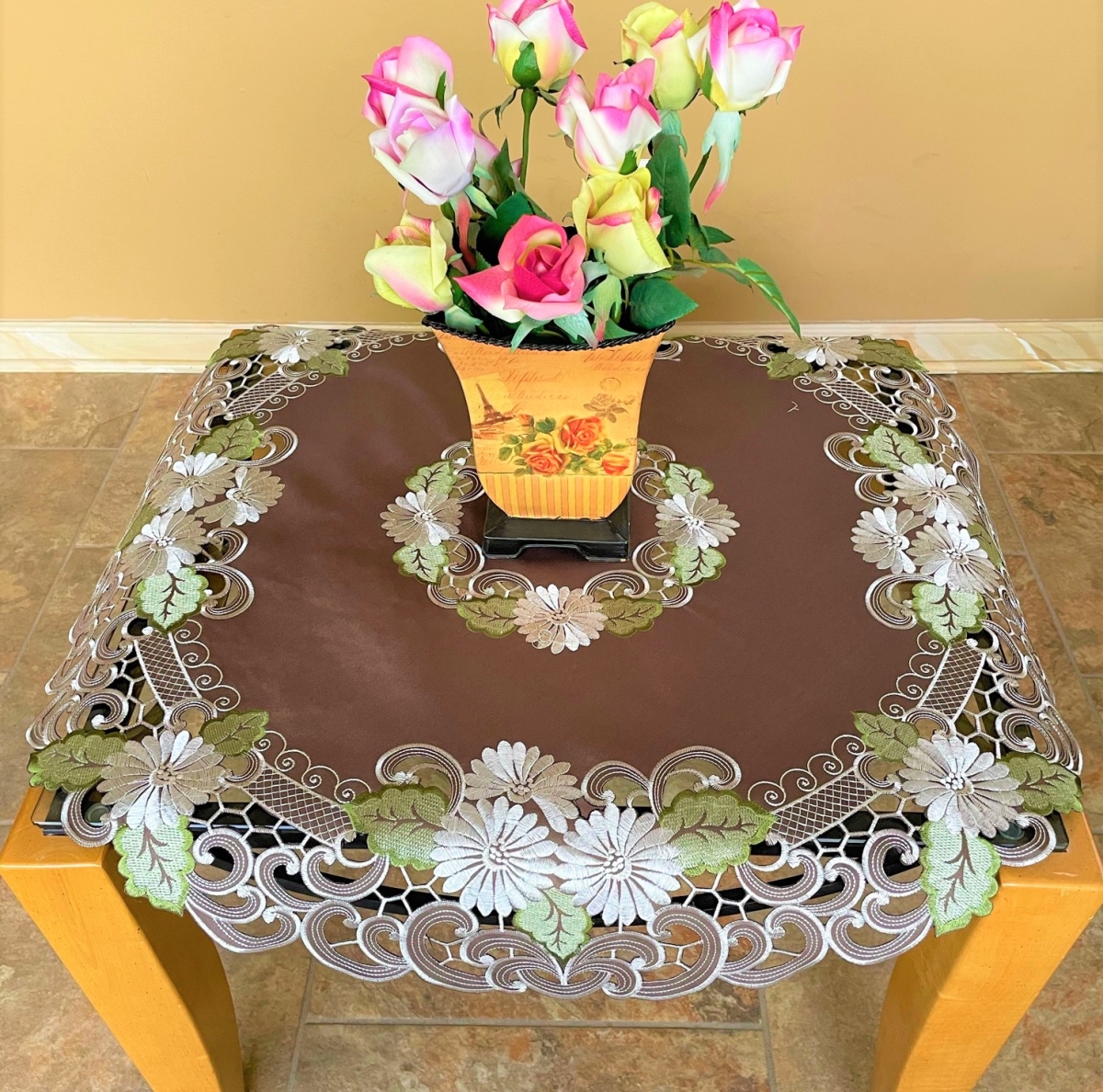 Picture of Sinobrite H8852-1-34x34RD 34 x 34 in. White Daisy Green Leaves on Brown Fabric Round Table Topper