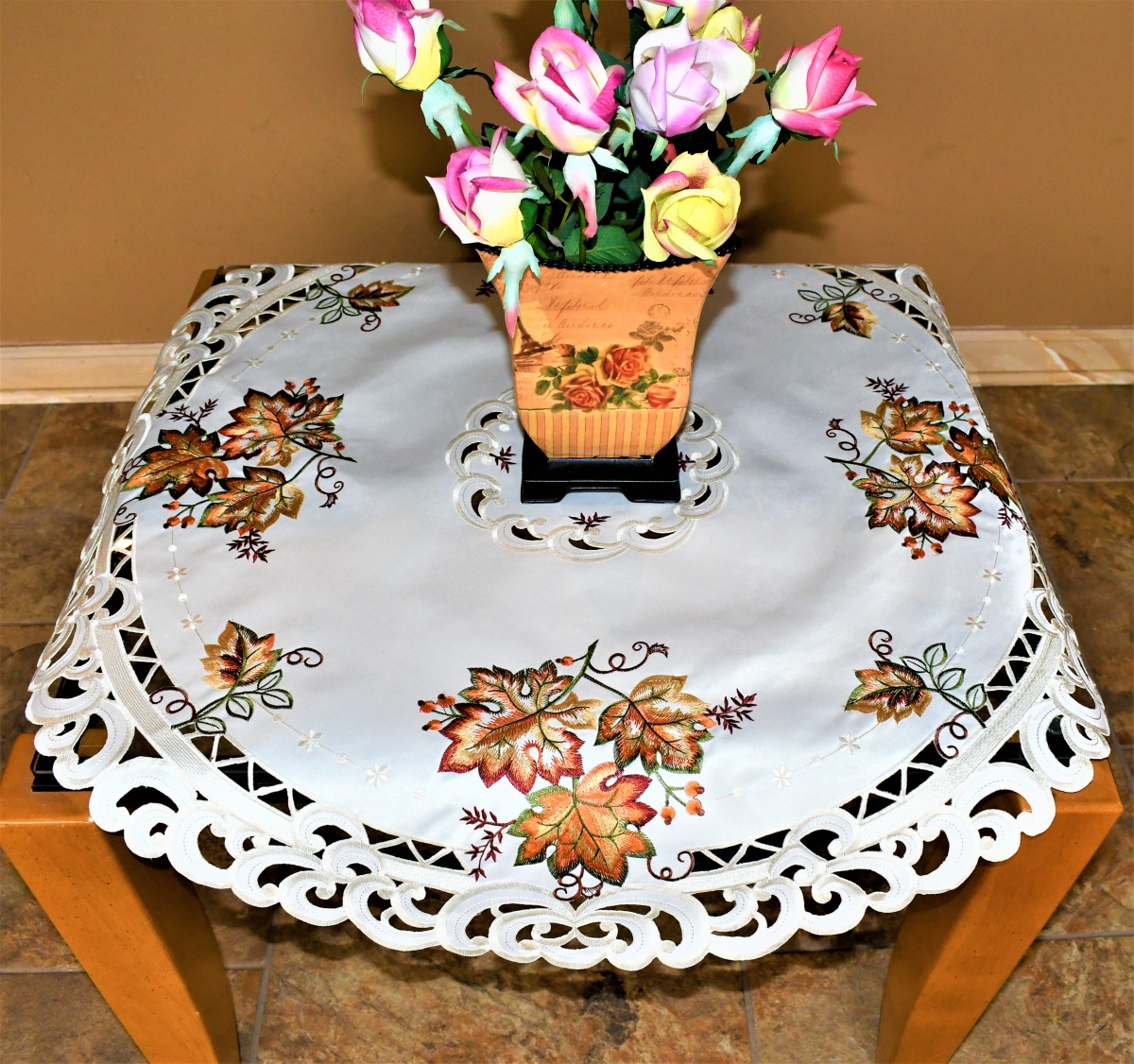H9036-34x34RD 34 x 34 in. Fall Leaf on Cream Fabric Round Table Topper