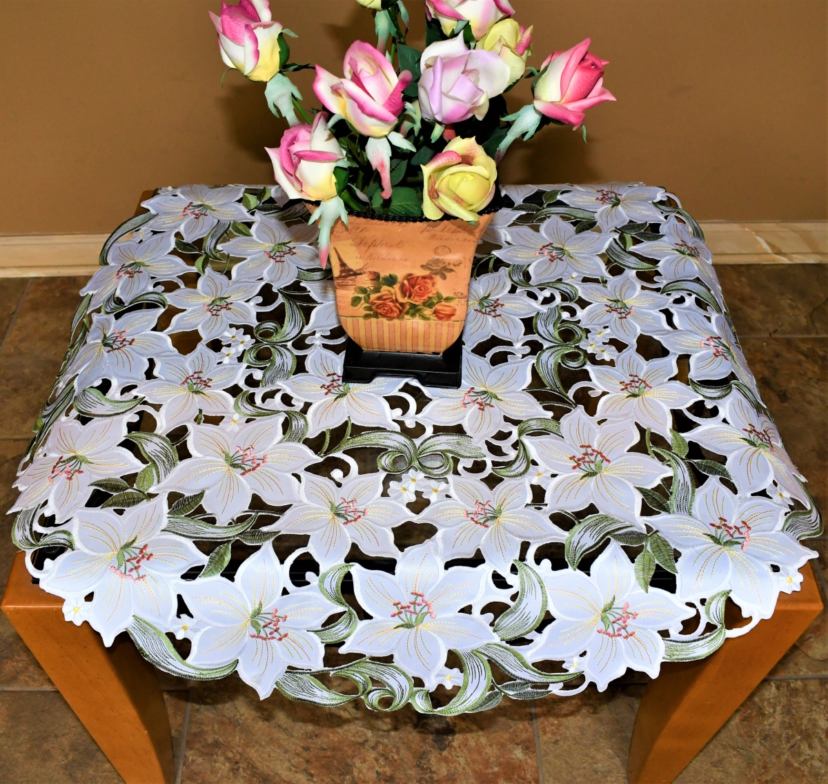 H9061-34x34RD 34 x 34 in. Lily on White Fabric Round Table Topper