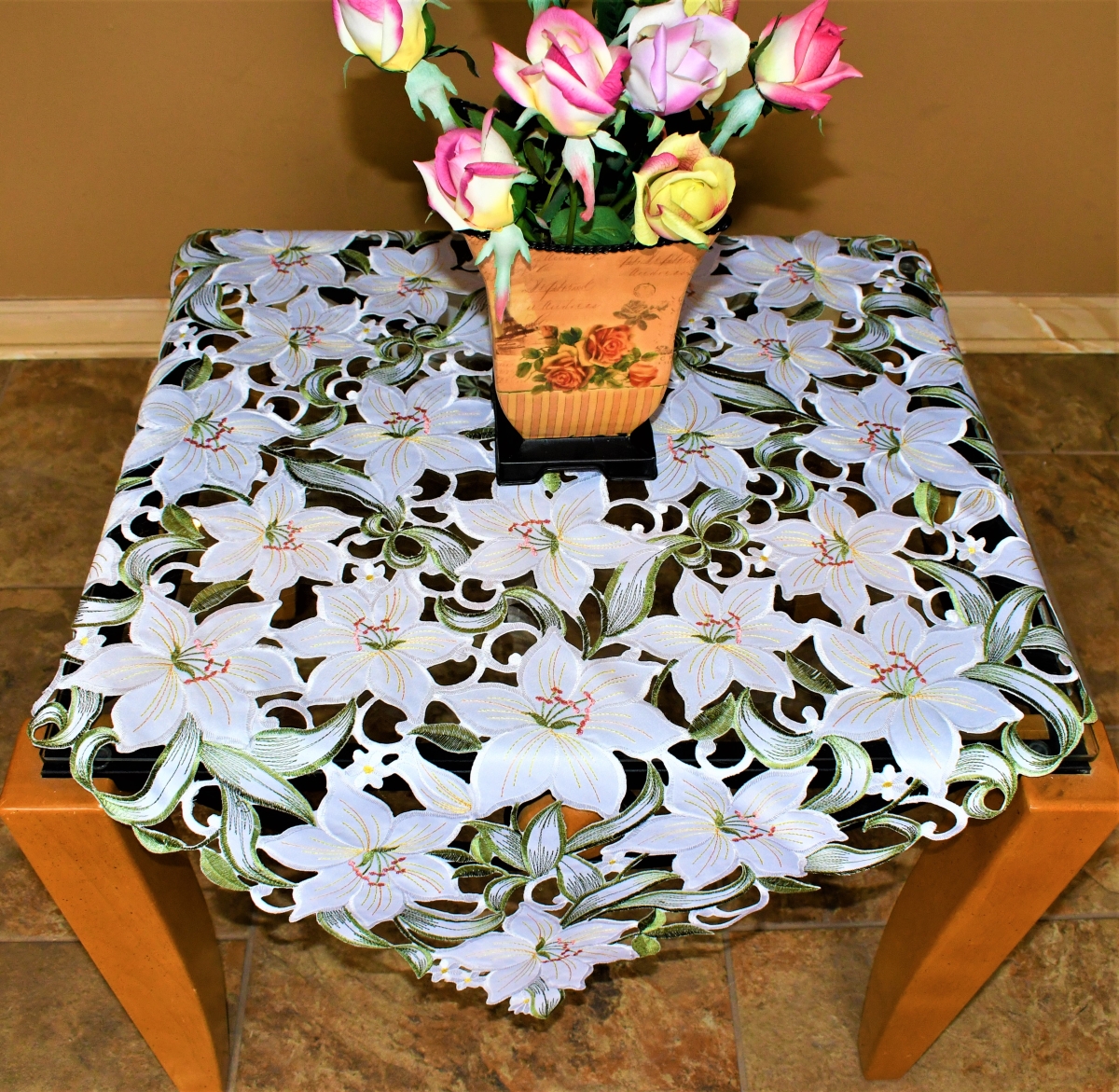 H9061-42x42SQ 42 x 42 in. Lily on White Fabric Square Table Topper