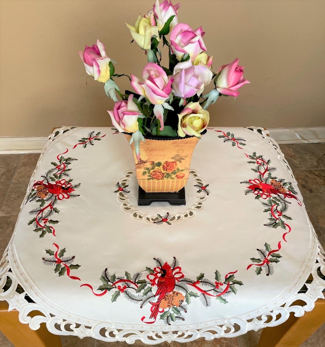 H9148-34x34RD 34 x 34 in. Cardinal & Pine Cone on Branches Round Table Topper
