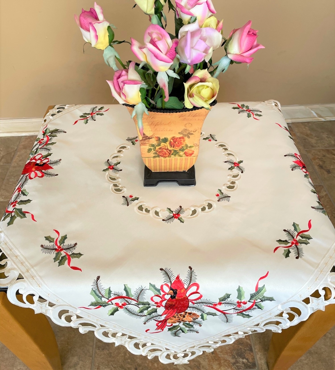 H9148-42x42SQ 42 x 42 in. Cardinal & Pine Cone on Branches Square Table Topper
