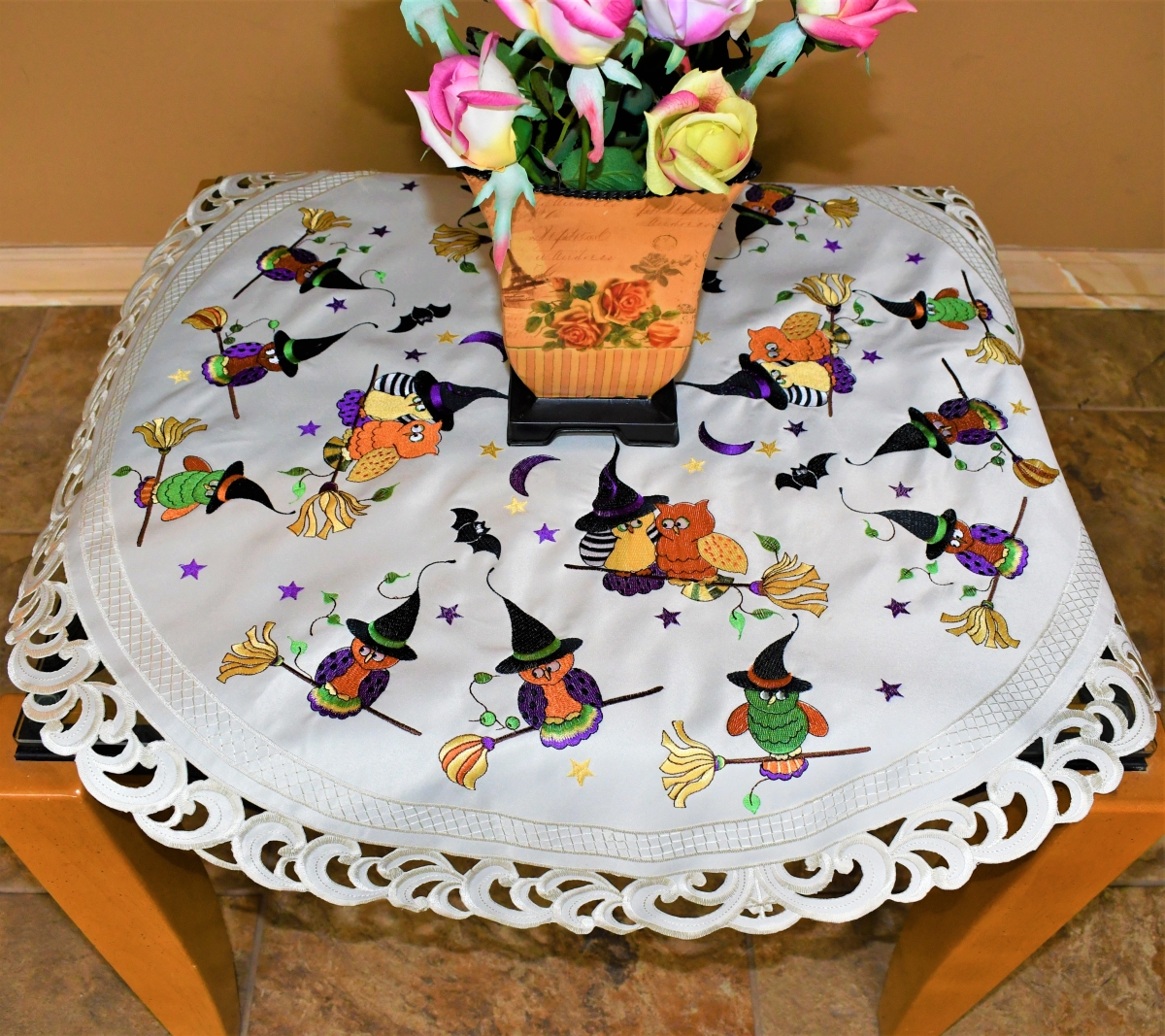 H9370-34x34RD 34 x 34 in. Halloween Owl Round Table Topper