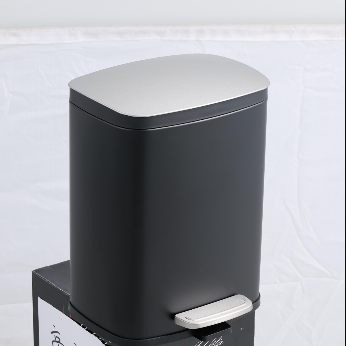 D0102X3WESV 5 Liter Stainless Steel Kitchen Trash Can, Black