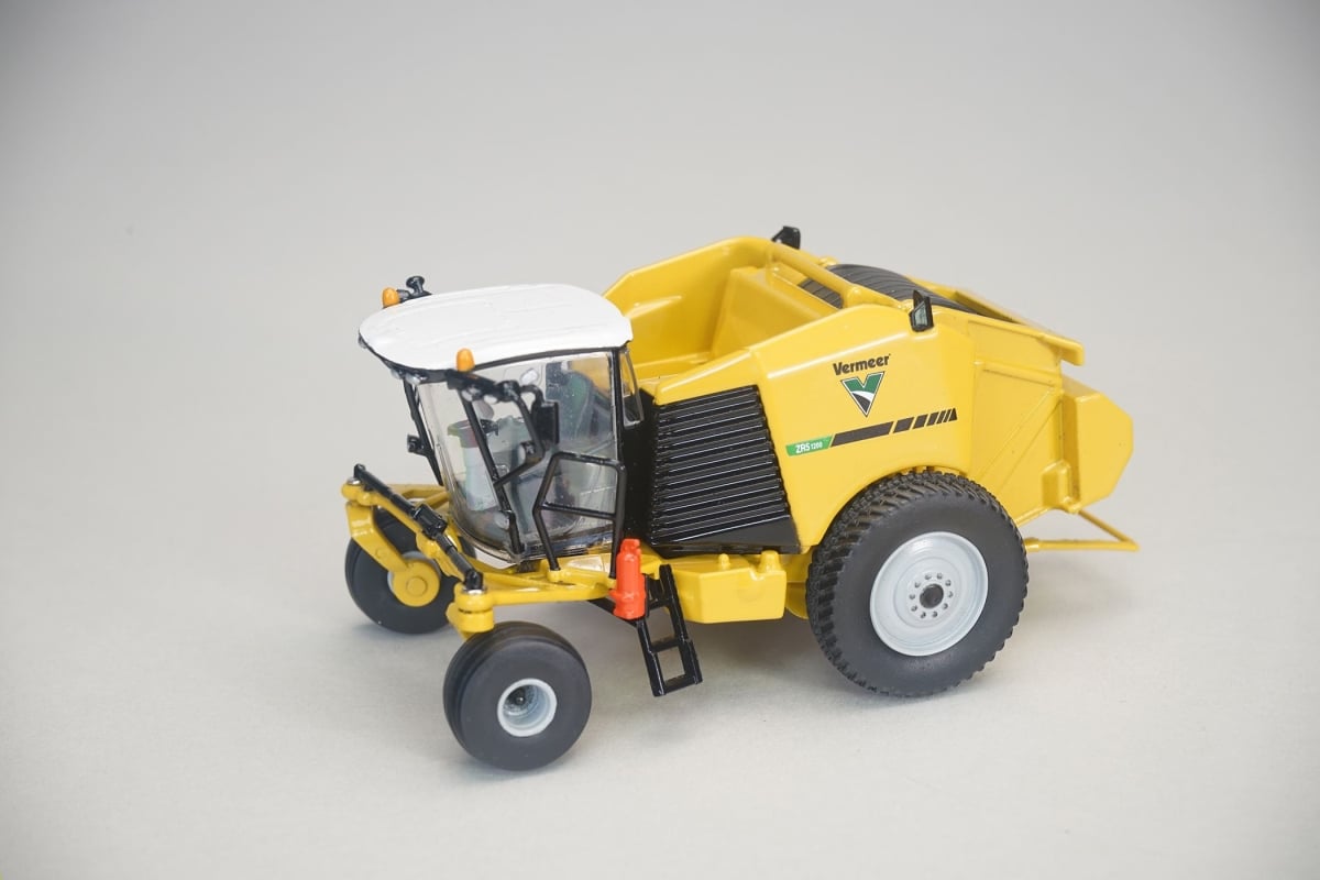 1-64 Scale ZR5-1200 Self Propelled Hay Baler with Bale