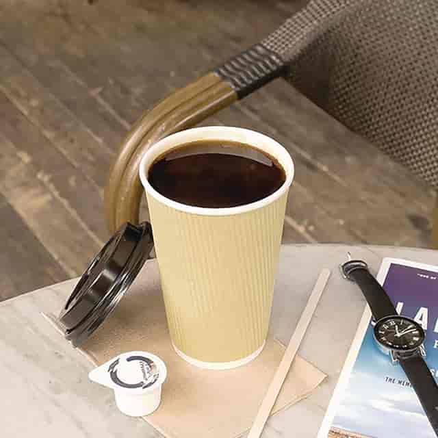 Picture of Karat by Lollicup KRTCKRC516 16 oz Paper Ripple Hot Cups, Kraft & White - 500 per Case