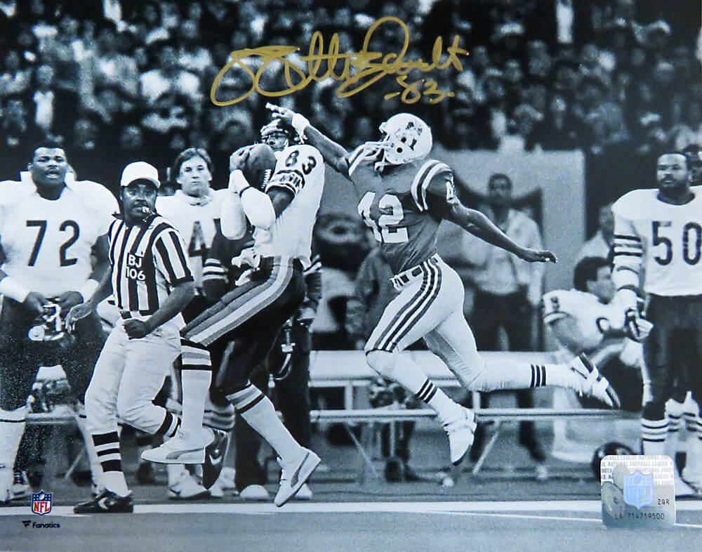 GAU08P302 8 x 10 in. Willie Gault Signed Chicago Bears Super Bowl XX Catch Football Photo, Black & White
