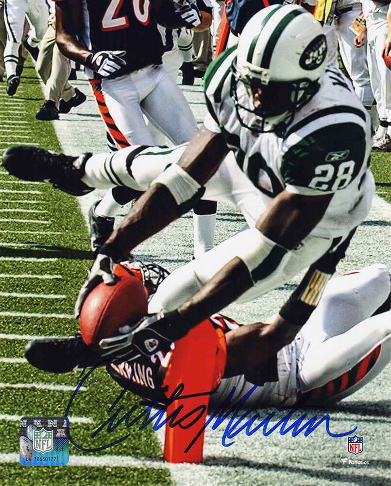 MAR08P365 8 x 10 in. NFL New York Jets Curtis Martin Signed Scoring Touchdown Action Photo