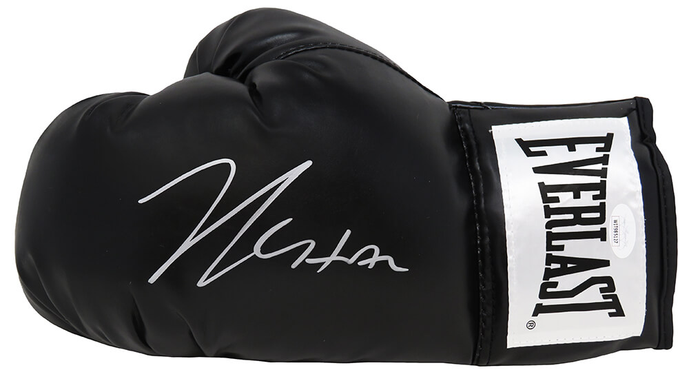 Picture of Schwartz Sports Memorabilia CHAGLV506 Julio Cesar Chavez Signed Everlast Boxing Glove&#44; Black - JSA Authentication