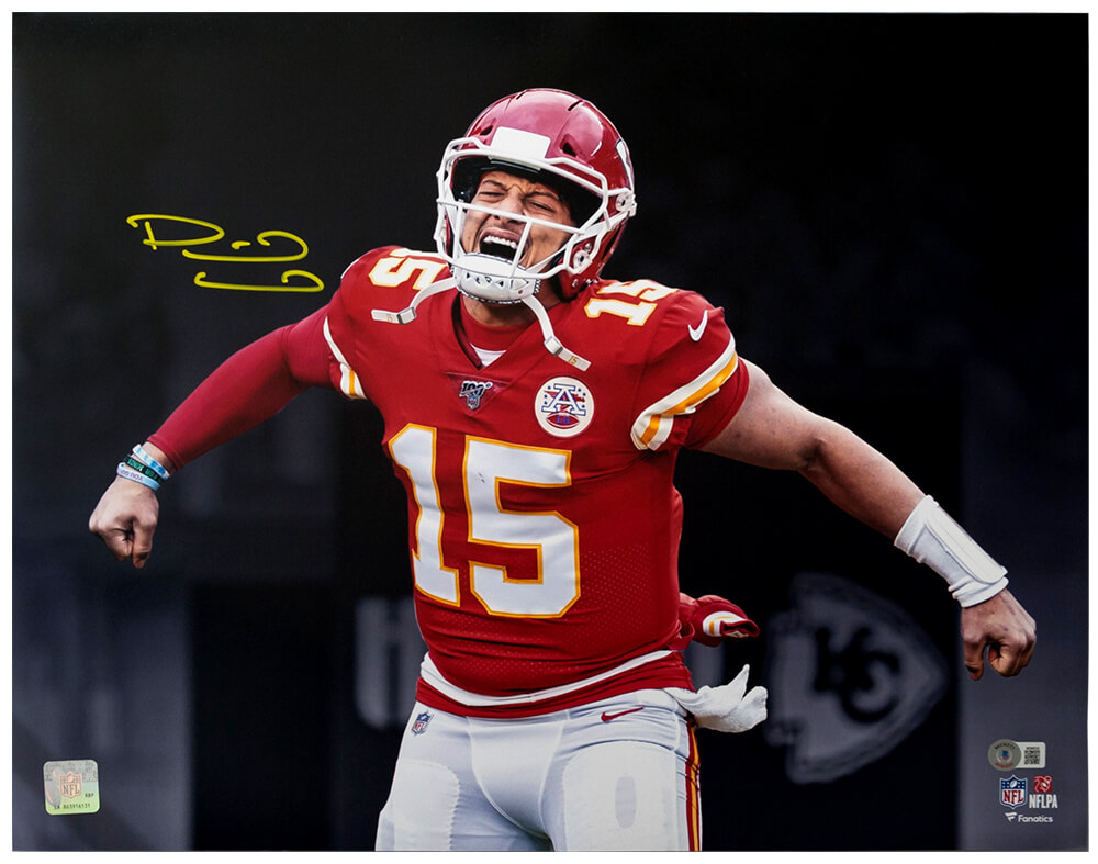 MAH16P301 Patrick Mahomes Signed Kansas City Chiefs Fist Pump Celebration Spotlight 16 x 20 in. Photo - Beckett